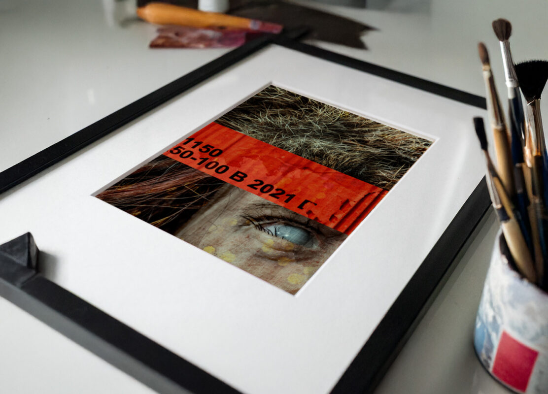 Voorbeeld van een kunstwerk gepresenteerd in een interieur met behulp van een mockup